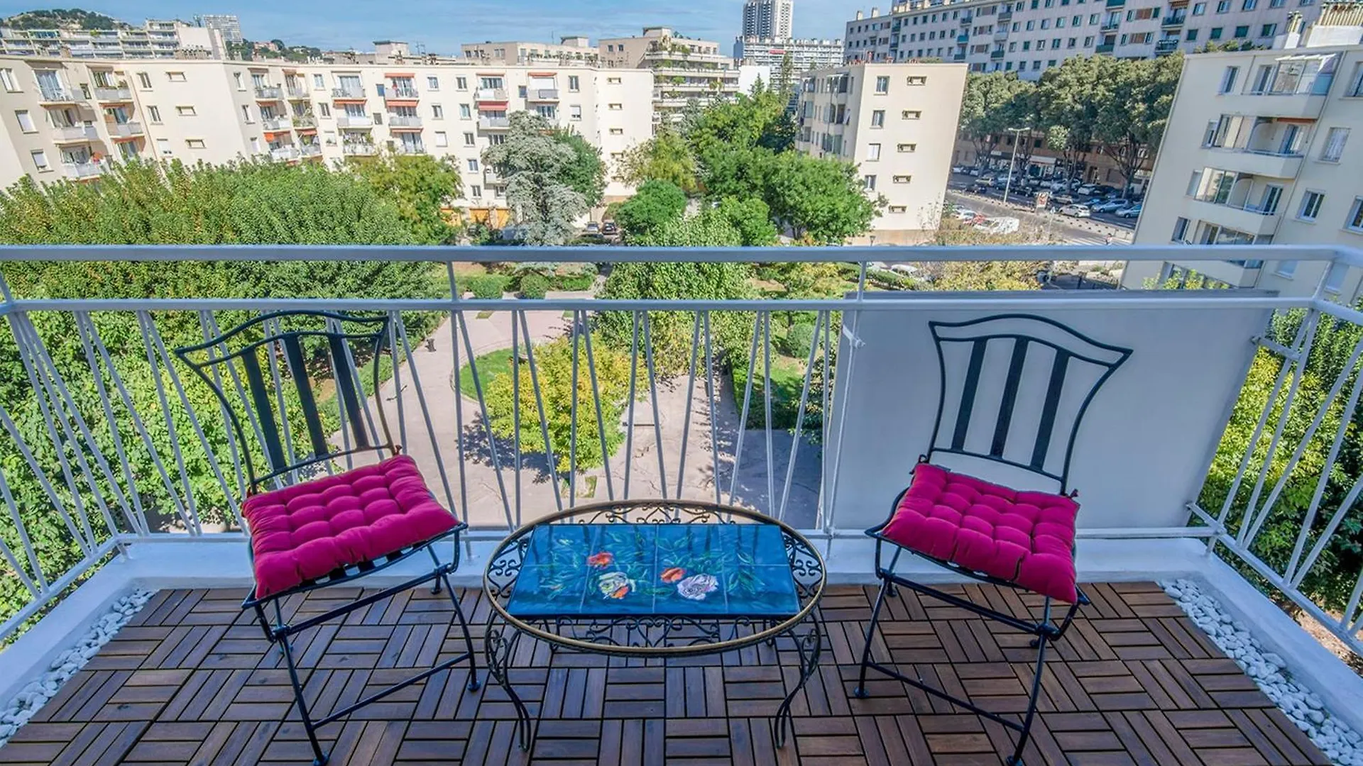 Kontakte von Bright Flat Close To The Beach